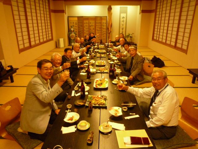 会議後の懇親会　乾杯